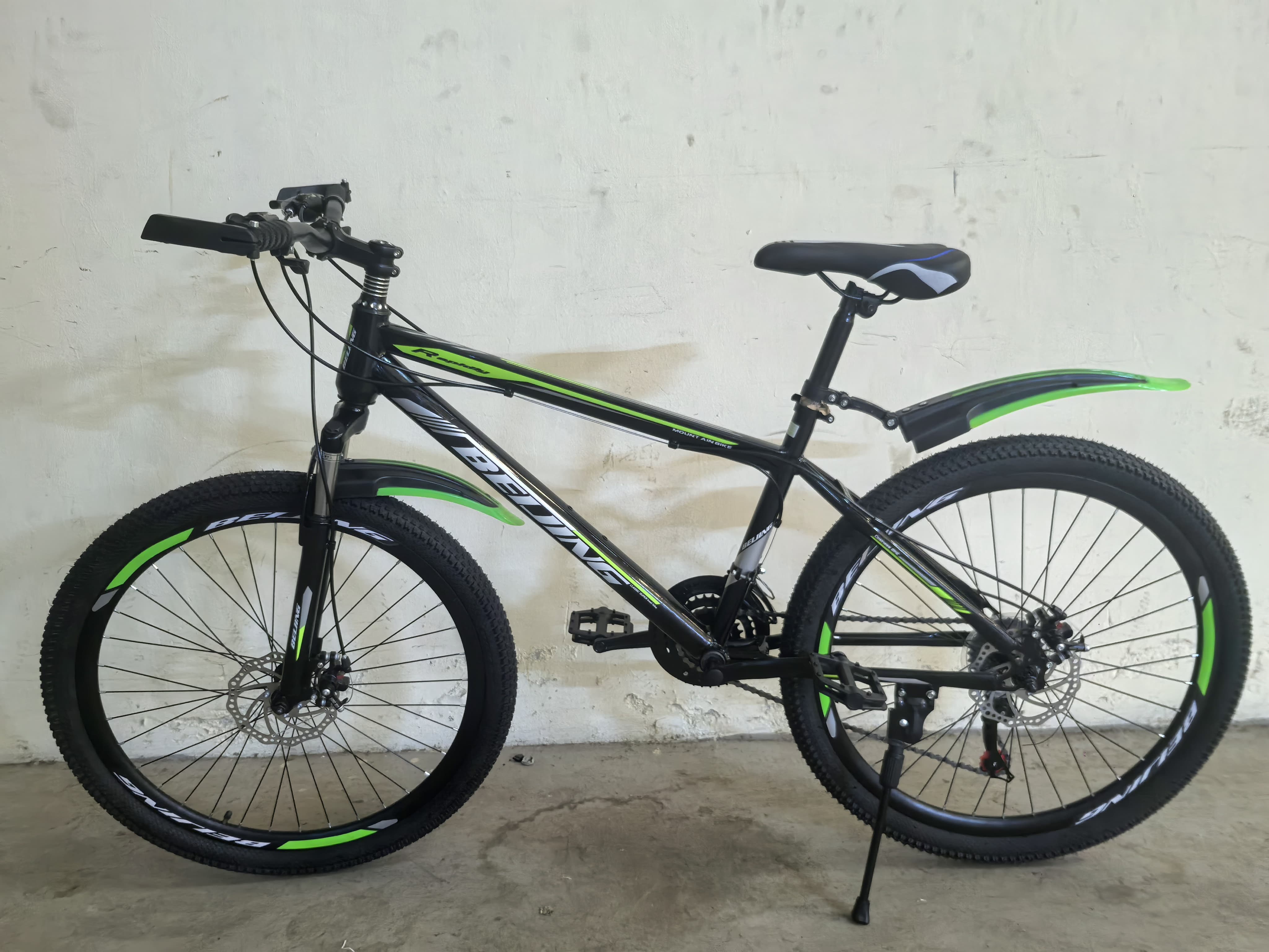 Size 26 Mountain Bike  Adult Bicycles With Strong Frame ,Disc Brakes,21 Gear Speed Suitable   For All Terrain