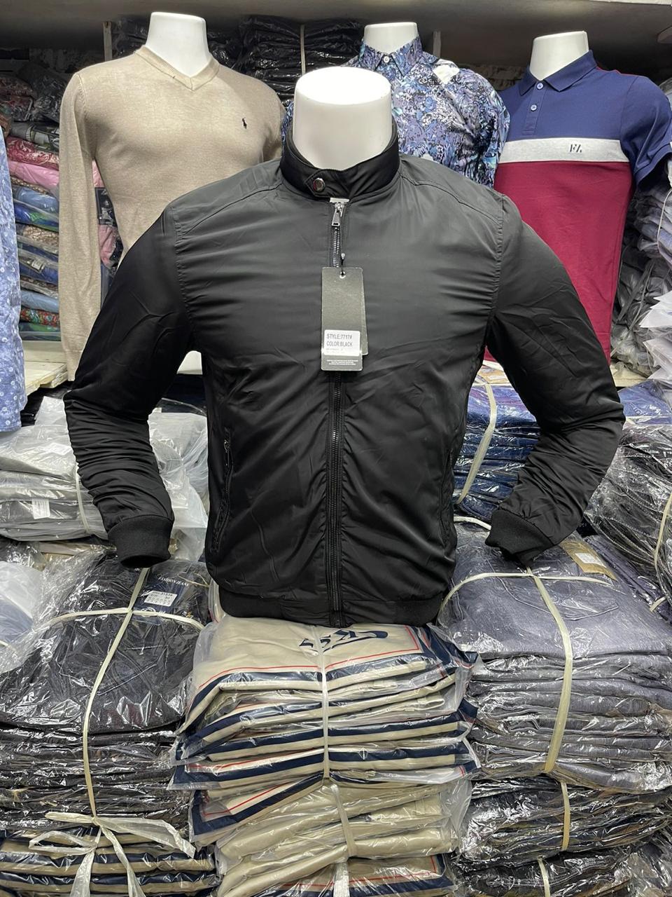 Warm High Quality Hunter Story bomber jacket With stand-up collar and ribbed cuffs.
