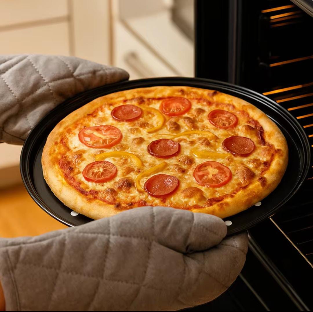 Non-Stick Perforated Pizza Pan – Crispy Pizza Baking Tray with Even Heat Distribution for Home & Professional Baking