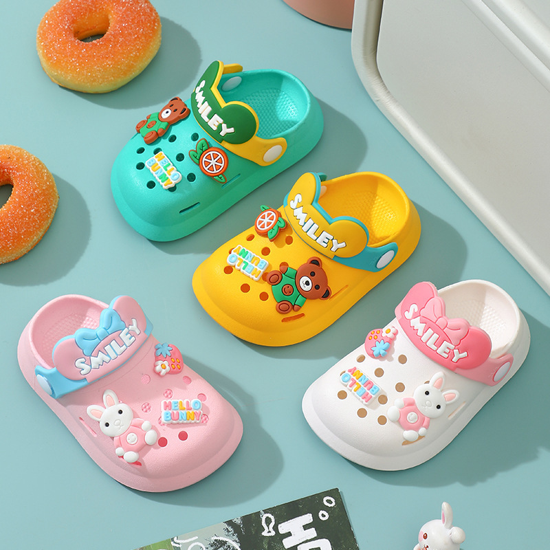 New children's outdoor perforated shoes, boys' anti slip toe cap beach sandals, cute cartoon sandals