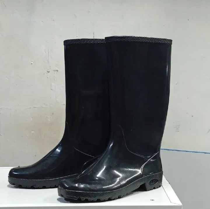 Gumboots Black rain gumboots durable,waterproof PVC boots designed to keep feet dry during gardening,cleaning and rainy conditions garden,muddy,hazardous and riding gum boots