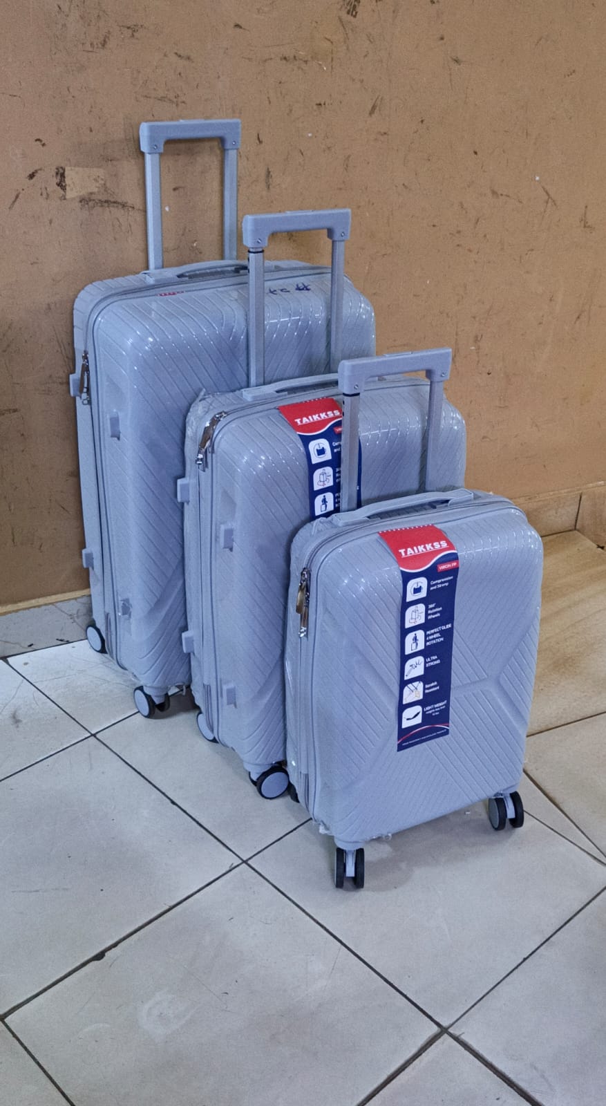 *3 in 1 Unbreakable PP Suitcases 

▪️Zipper closure frame.
▪️360 Easy-glide spinner wheels. 
▪️Telescopic handle system locks in multiple levels to adapt.
▪️Compression straps keep clothing neatly pac