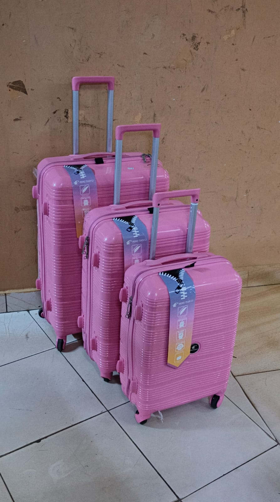 *3 in 1 Unbreakable PP Suitcases 

▪️Zipper closure frame.
▪️360 Easy-glide spinner wheels. 
▪️Telescopic handle system locks in multiple levels to adapt.
▪️Compression straps keep clothing neatly pac