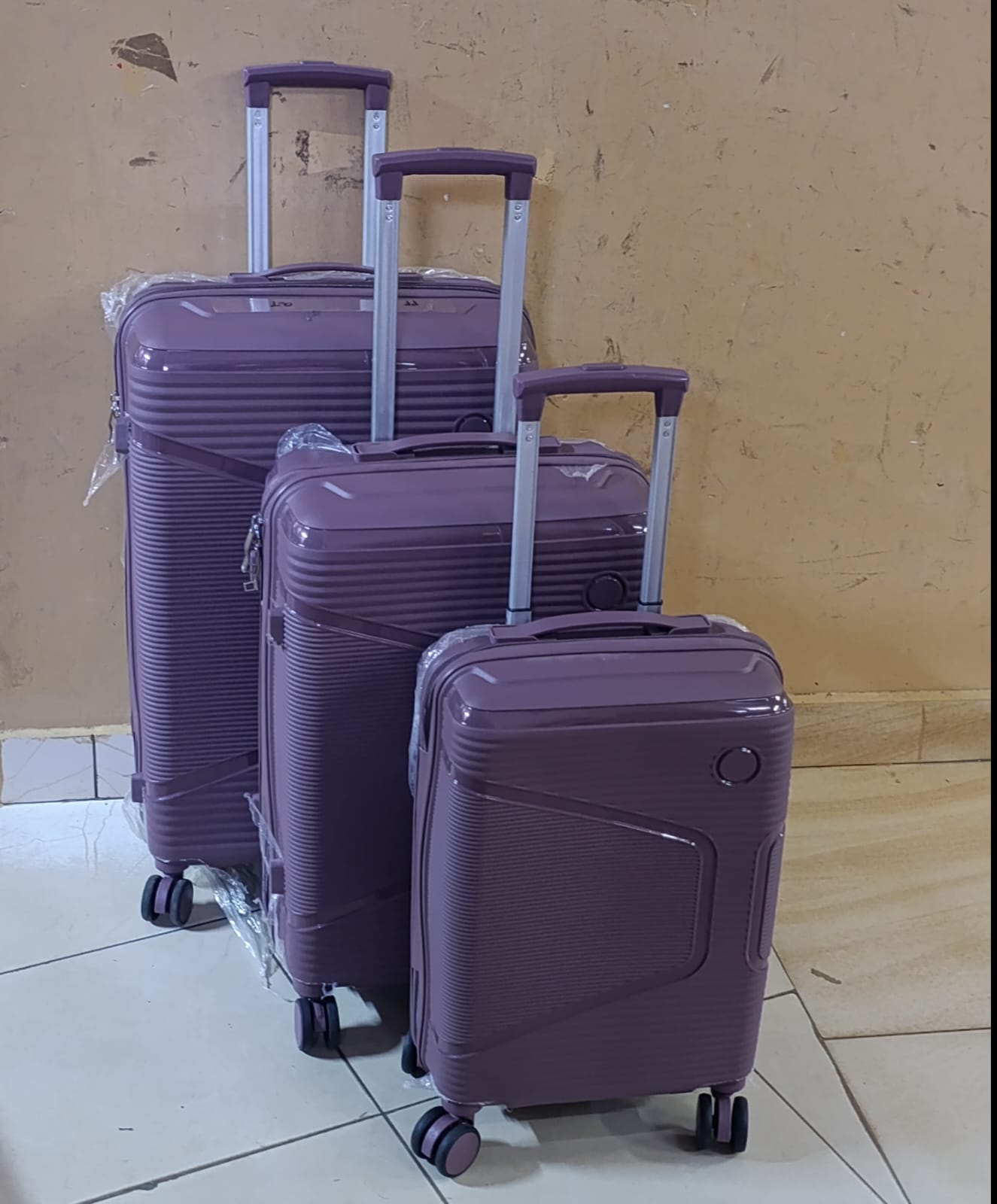 *3 in 1 Unbreakable PP Suitcases 

▪️Zipper closure frame.
▪️360 Easy-glide spinner wheels. 
▪️Telescopic handle system locks in multiple levels to adapt.
▪️Compression straps keep clothing neatly pac