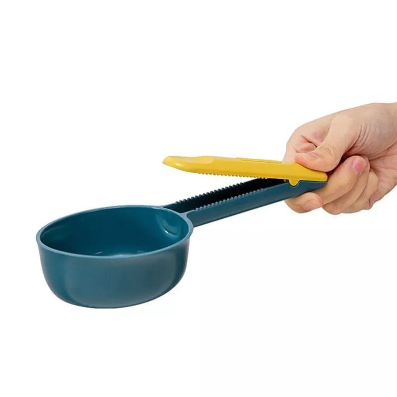 Scooping spoons with sealing clip                                                                                                                                                                      .
