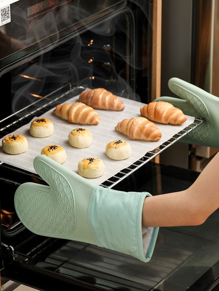 High Quality Silicone Insulated Oven Gloves – Heat Resistant Kitchen Baking & Cooking Mitts with Silicone Coating, Durable Non-Slip Hand Protection (Green)