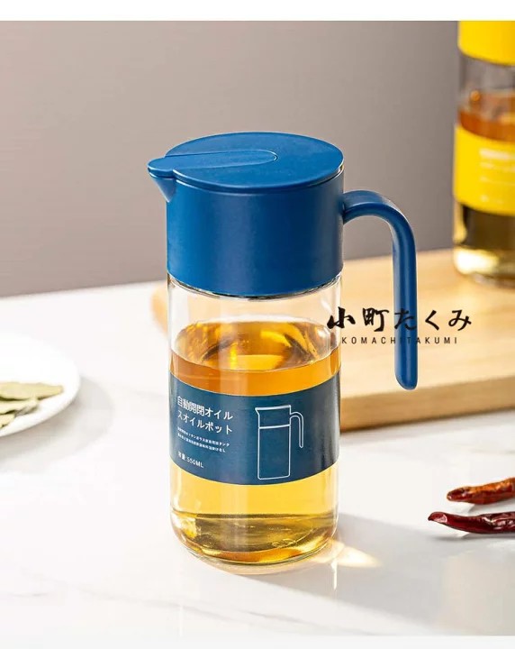 550ml Automatic Closing Oil and Vinegar Dispenser Bottle with Blue Lid, Drip-Free Leak-Proof Glass Soy Sauce Dispenser, Dust-Proof Refillable Olive Oil Pot with Nozzle for Kitchen Cooking