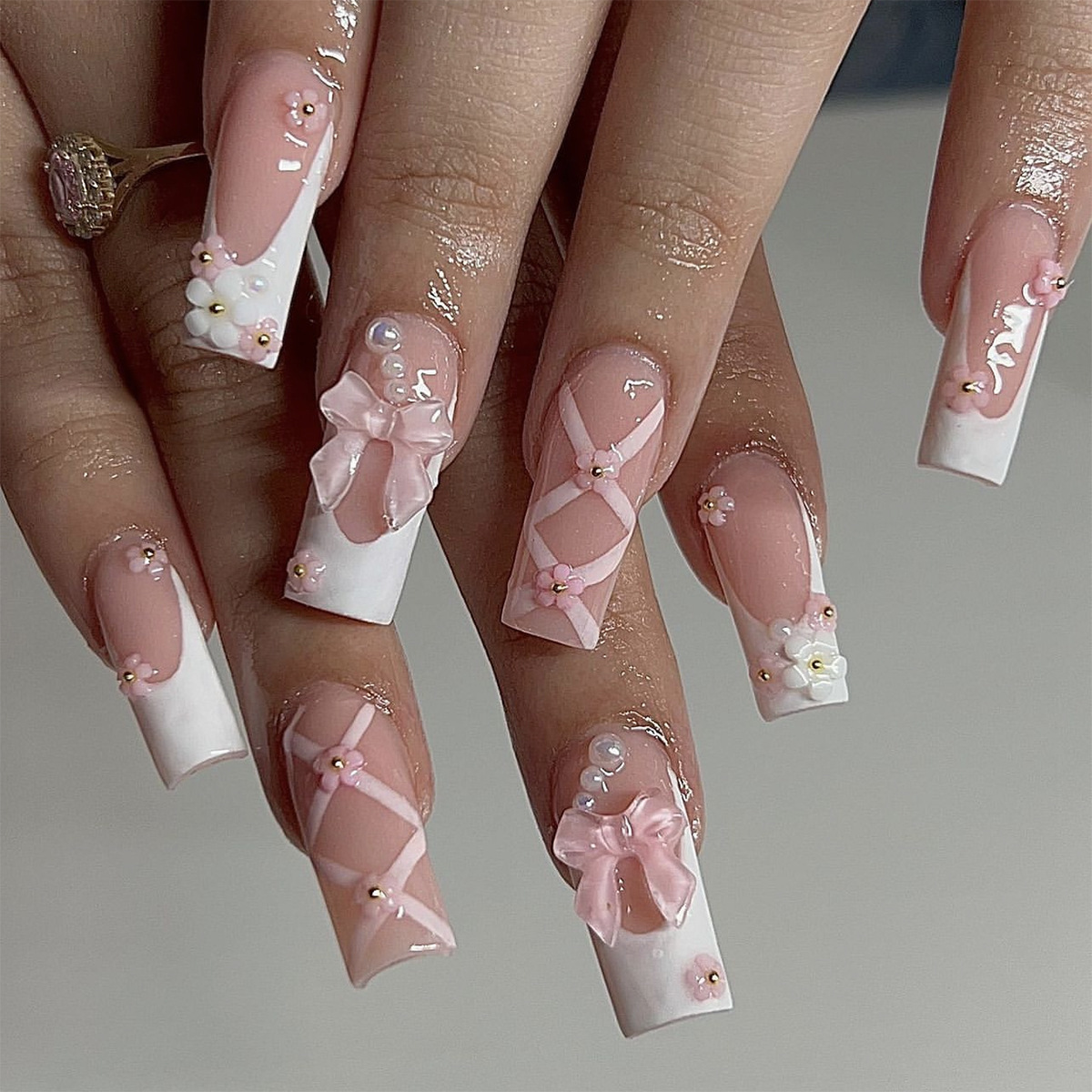 Pink cute nail art with nail stickers, bow-shaped nail stickers, nail art pieces (24 pieces), long and medium length flower-shaped nails for the nails.