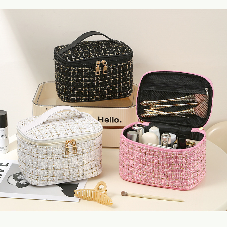 New style small Chanel makeup bag - large capacity, high appearance quality, portable and waterproof toiletry bag for travel, convenient for storing cosmetics.