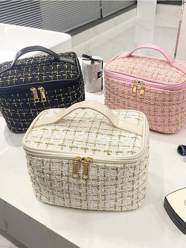 New style small Chanel makeup bag - large capacity, high appearance quality, portable and waterproof toiletry bag for travel, convenient for storing cosmetics.
