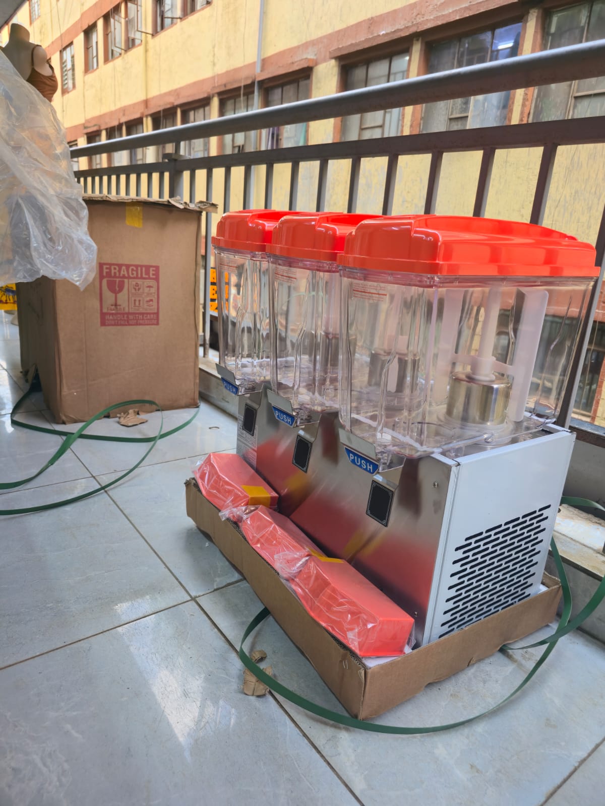 3 TAP COLM COMMERCIAL JUICE DISPENSER - The dispenser is equipped with a cooling system to maintain the freshness and optimal temperature of beverages, typically between 7°C and 12°C.