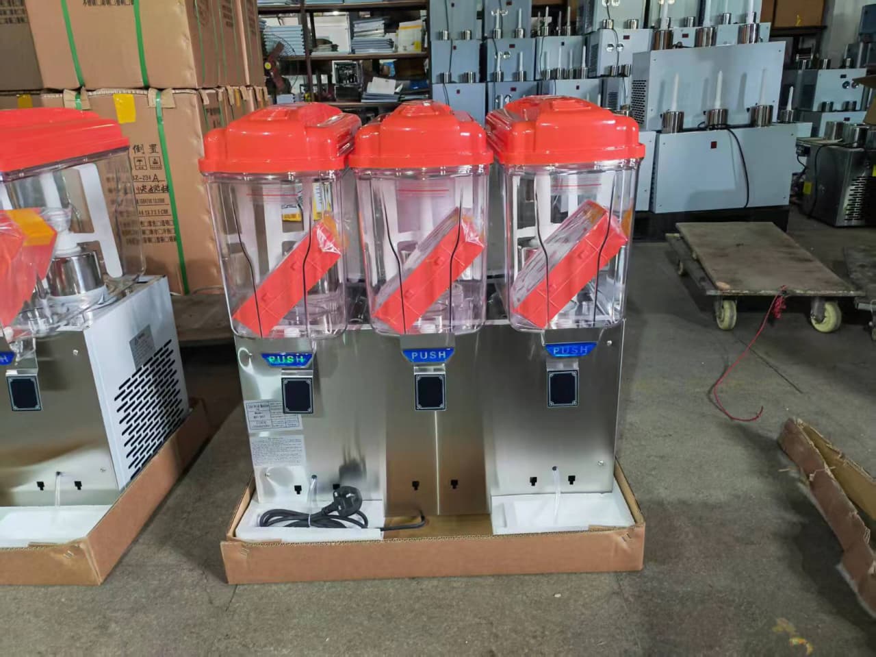 3 TAP COLM COMMERCIAL JUICE DISPENSER - The dispenser is equipped with a cooling system to maintain the freshness and optimal temperature of beverages, typically between 7°C and 12°C.