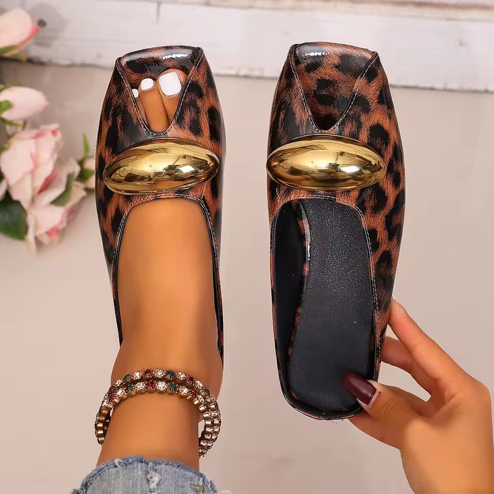 2026 Summer Women's New Metal Buckle One Word Slippers Women's Flat Flat Sexy Fish Mouth Open Toe Slippers 35-43