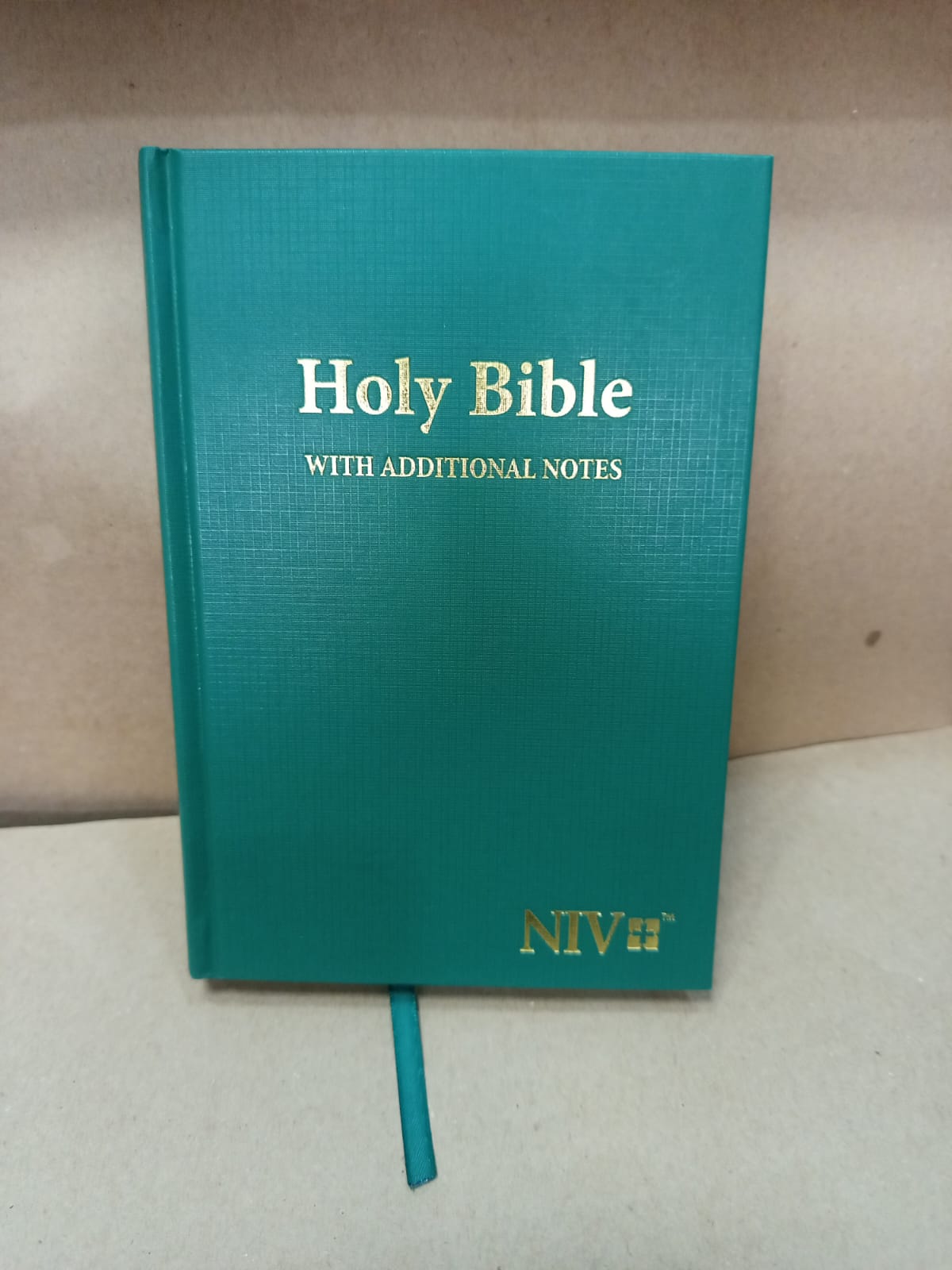 NEW INTERNATIONAL VERSION (NIV) HARD COVER-EASY TO UNDERSTAND LANGUAGE MAKING IT SUITABLE FOR USE BY ANYONE,COMFORT PRINTS ,WORDS 0F CHRIST ARE HIGHLIGHTED IN RED AND HAS ADDITIONAL NOTES.
