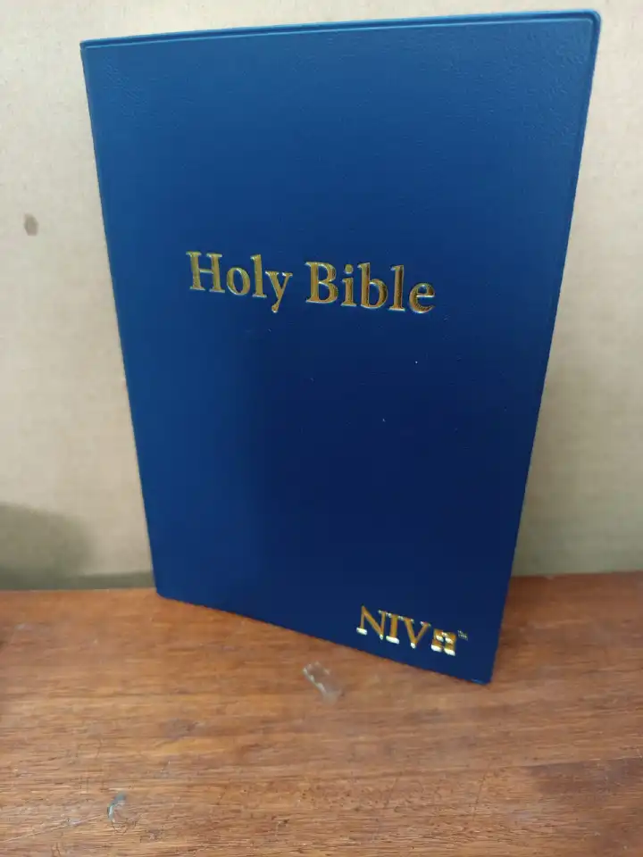 NEW INTERNATIONAL VERSION (NIV) SOFT COVER-EASY TO UNDERSTAND LANGUAGE MAKING IT SUITABLE TO BE READ BY ANYONE,COMFORT PRINTS MAKING IT SUITABLE FOR USE BY PEOPLE OF ALL AGES,WORDS OF CHRIST IN RED.