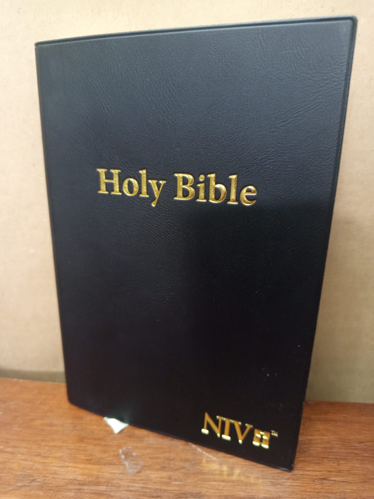 NEW INTERNATIONAL VERSION (NIV) SOFT COVER-EASY TO UNDERSTAND LANGUAGE MAKING IT SUITABLE TO BE READ BY ANYONE,COMFORT PRINTS MAKING IT SUITABLE FOR USE BY PEOPLE OF ALL AGES,WORDS OF CHRIST IN RED.