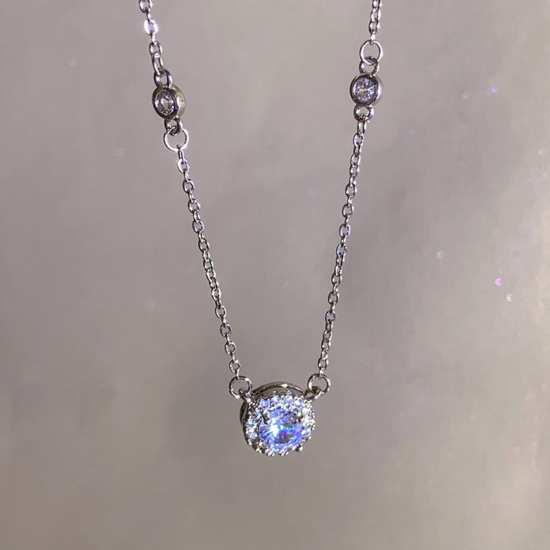 Advanced feeling, light luxury, diamond inlaid zircon titanium steel necklace, women's ins style sparkling diamond square sugar pendant, collarbone chain accessory