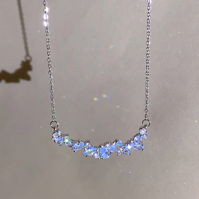 Advanced feeling, light luxury, diamond inlaid zircon titanium steel necklace, women's ins style sparkling diamond square sugar pendant, collarbone chain accessory