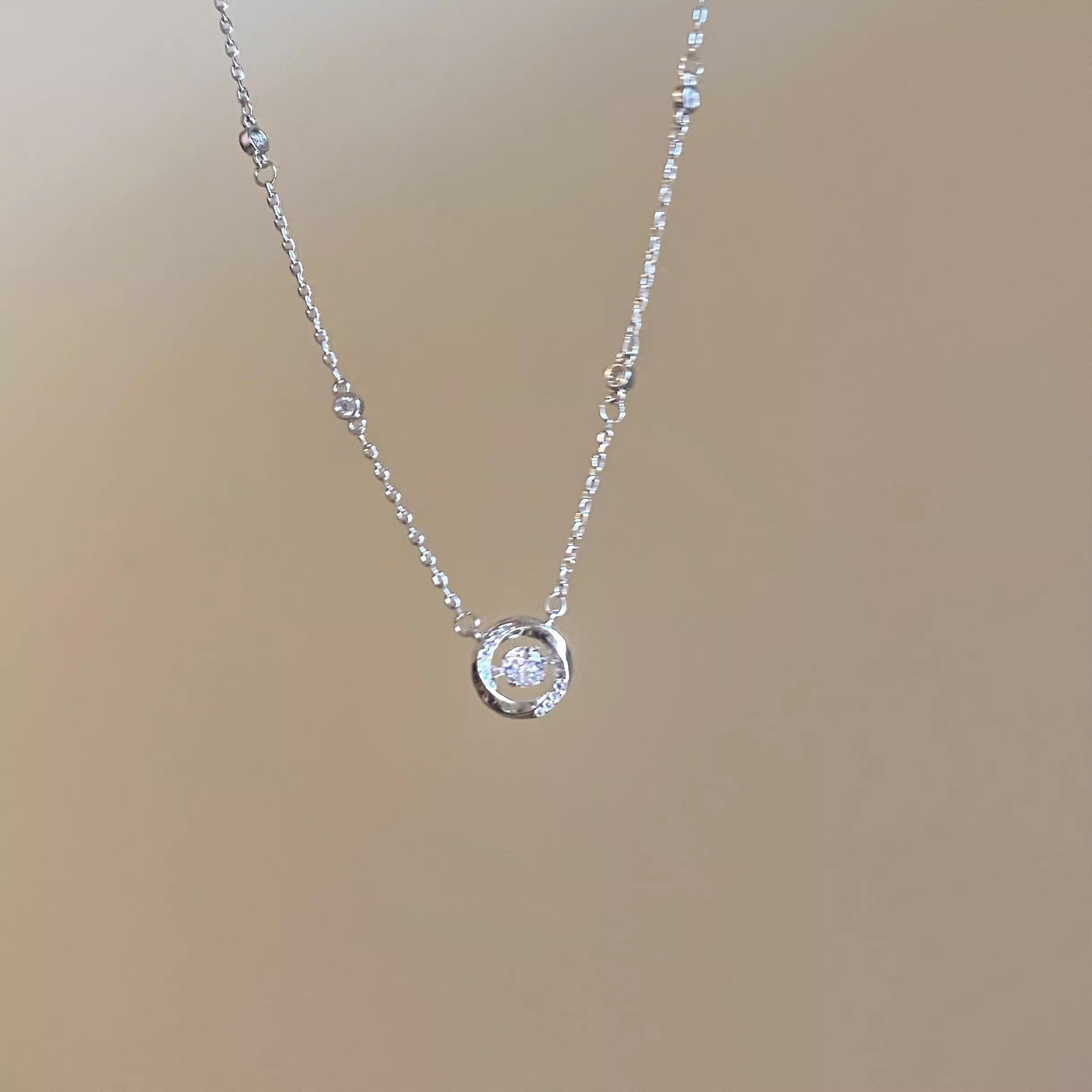 Advanced feeling, light luxury, diamond inlaid zircon titanium steel necklace, women's ins style sparkling diamond square sugar pendant, collarbone chain accessory