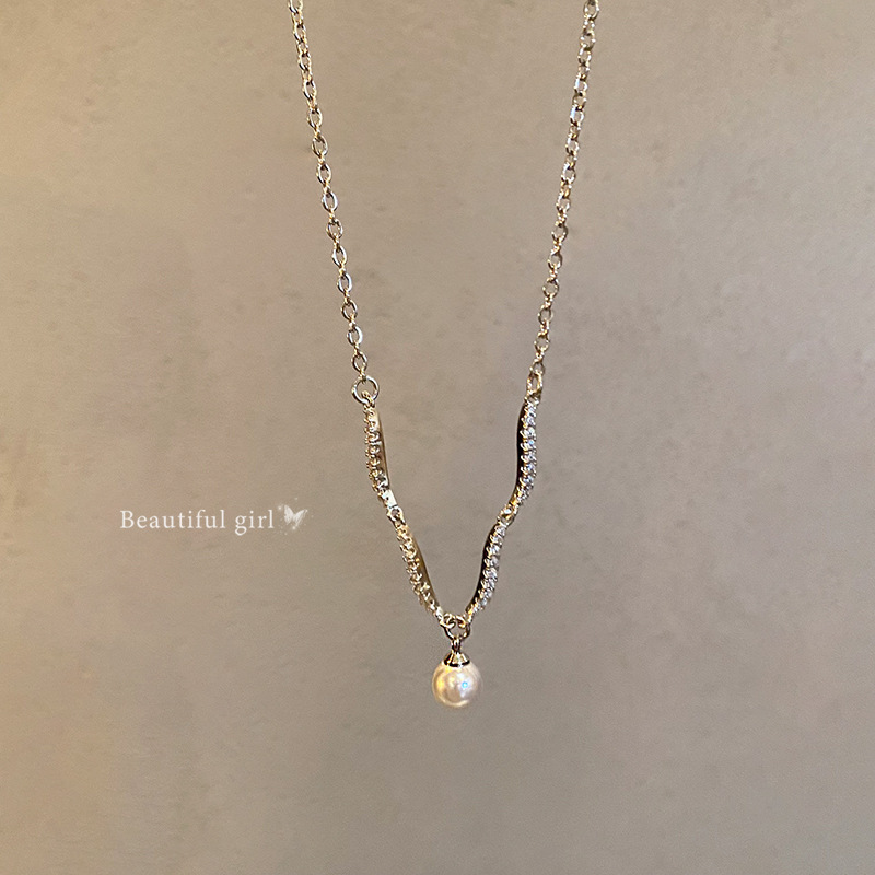 Advanced feeling, light luxury, diamond inlaid zircon titanium steel necklace, women's ins style sparkling diamond square sugar pendant, collarbone chain accessory