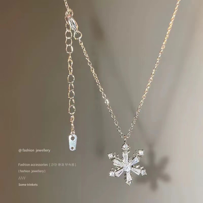 Advanced feeling, light luxury, diamond inlaid zircon titanium steel necklace, women's ins style sparkling diamond square sugar pendant, collarbone chain accessory