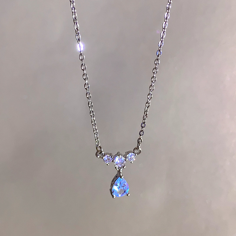 Advanced feeling, light luxury, diamond inlaid zircon titanium steel necklace, women's ins style sparkling diamond square sugar pendant, collarbone chain accessory