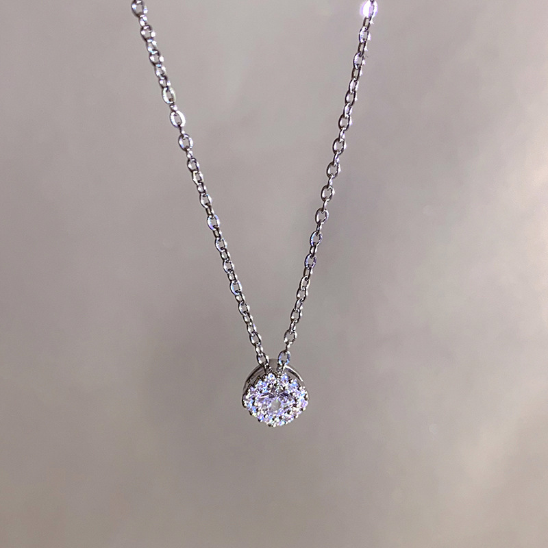Advanced feeling, light luxury, diamond inlaid zircon titanium steel necklace, women's ins style sparkling diamond square sugar pendant, collarbone chain accessory