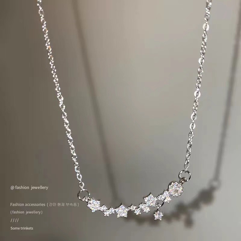 Advanced feeling, light luxury, diamond inlaid zircon titanium steel necklace, women's ins style sparkling diamond square sugar pendant, collarbone chain accessory