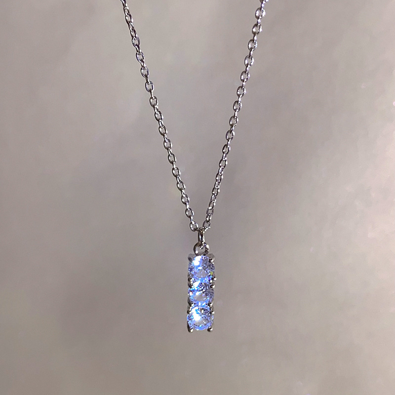 Advanced feeling, light luxury, diamond inlaid zircon titanium steel necklace, women's ins style sparkling diamond square sugar pendant, collarbone chain accessory