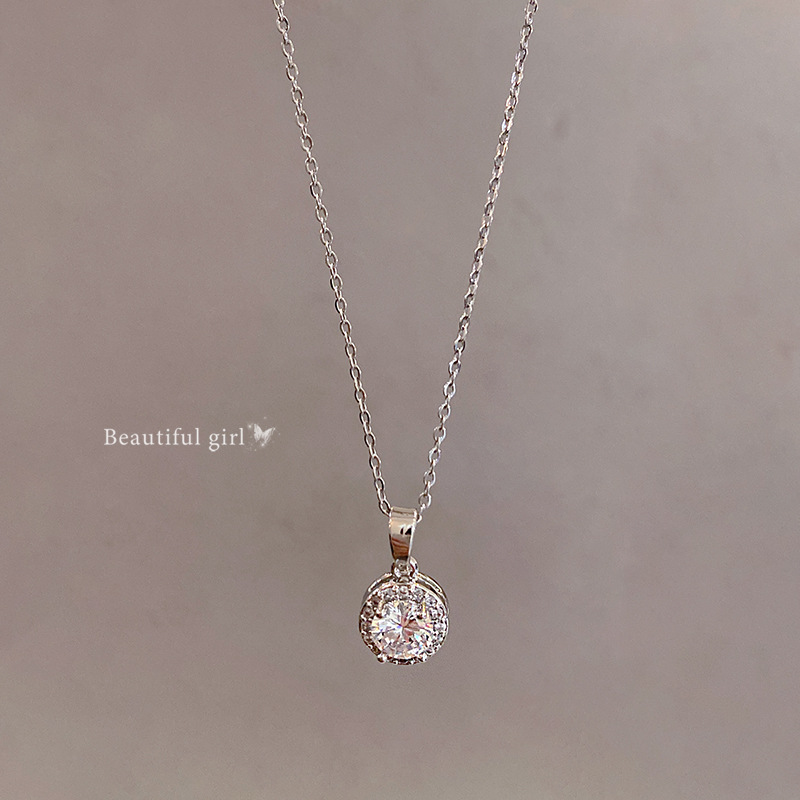 Advanced feeling, light luxury, diamond inlaid zircon titanium steel necklace, women's ins style sparkling diamond square sugar pendant, collarbone chain accessory