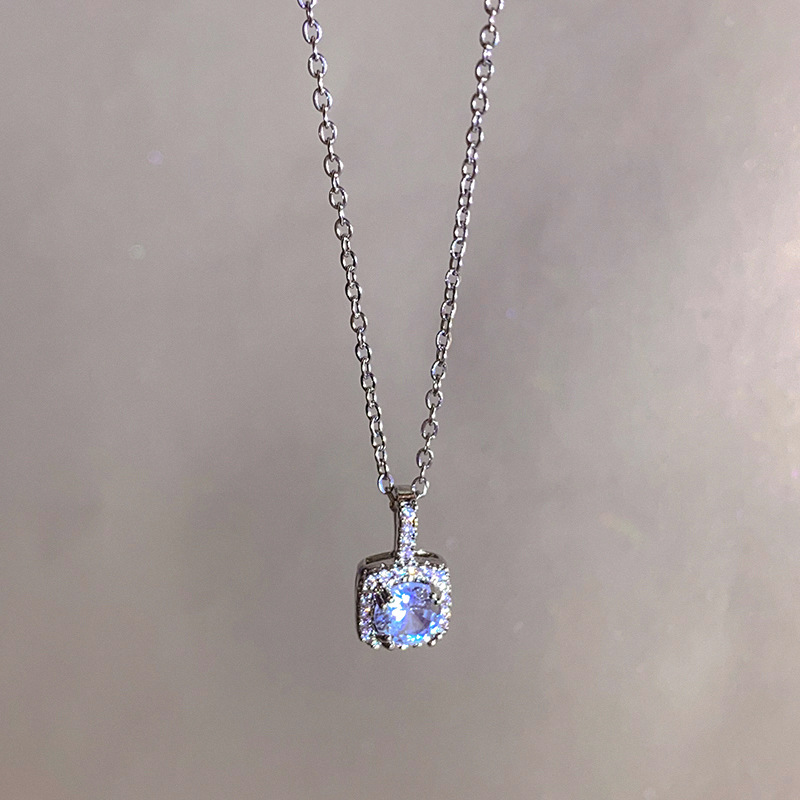 Advanced feeling, light luxury, diamond inlaid zircon titanium steel necklace, women's ins style sparkling diamond square sugar pendant, collarbone chain accessory