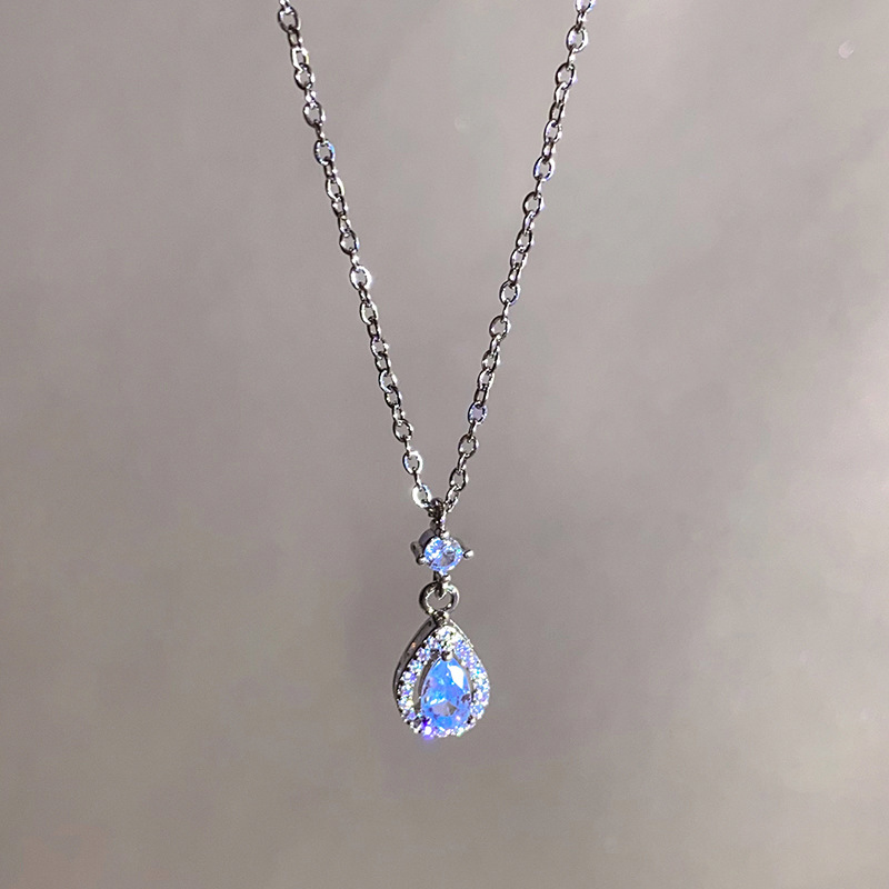 Advanced feeling, light luxury, diamond inlaid zircon titanium steel necklace, women's ins style sparkling diamond square sugar pendant, collarbone chain accessory