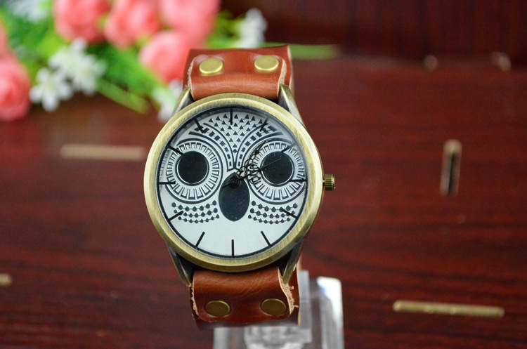 Men and Women Neutral Fashion Trend Retro Watch Western style owl Fashion table