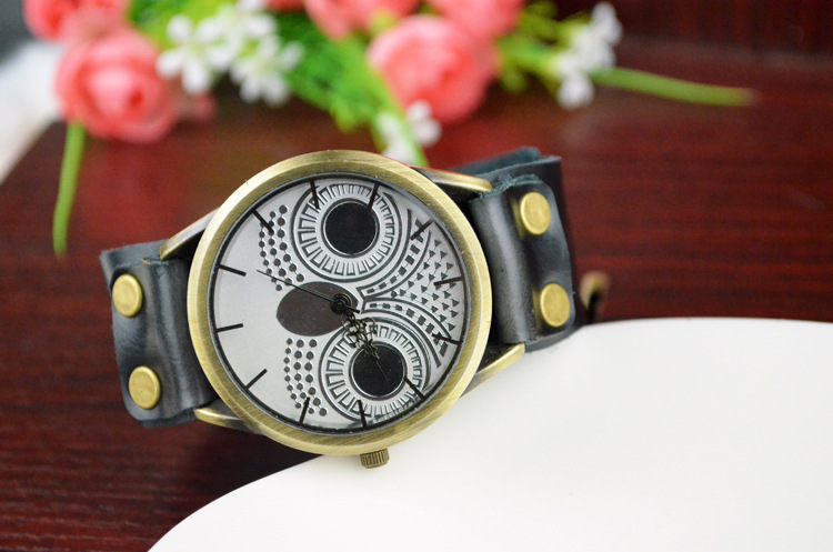 Men and Women Neutral Fashion Trend Retro Watch Western style owl Fashion table