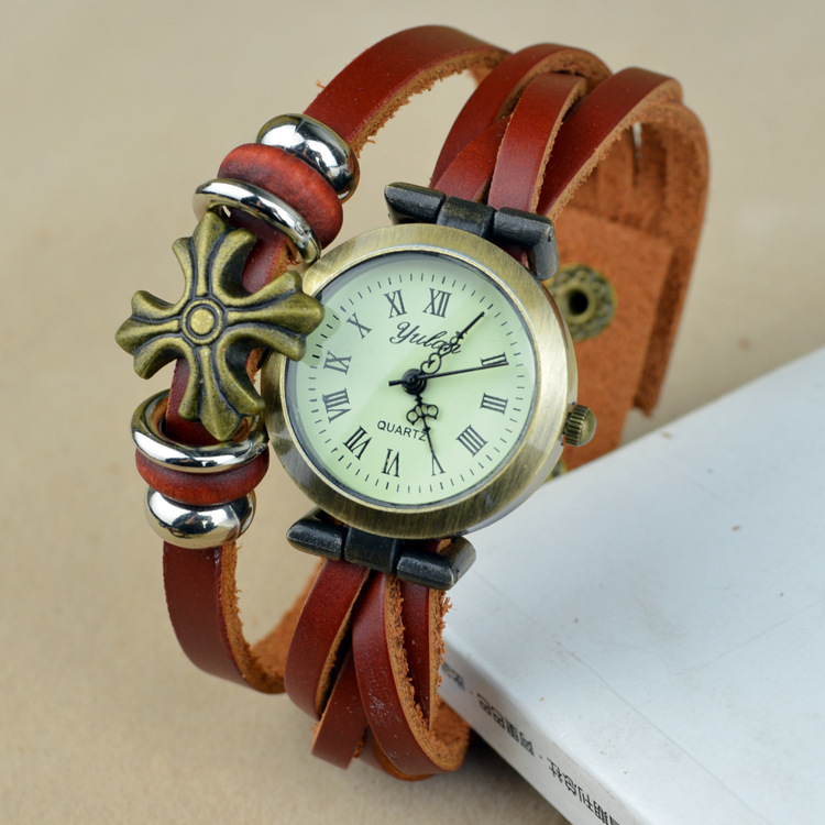 Do old Retro fashion Leisure Bracelet   Rome Header rivet Watch  Four flowers Belt table