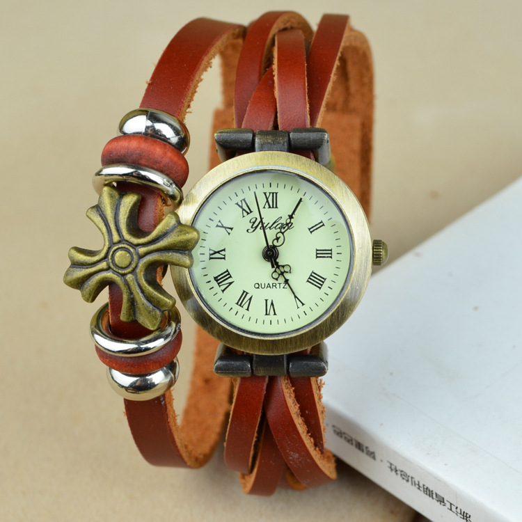 Do old Retro fashion Leisure Bracelet   Rome Header rivet Watch  Four flowers Belt table