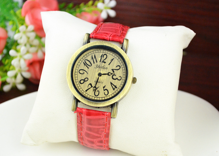 Retro Watch   PU Belt Bracelet men and women neutral fashion trend Belt table