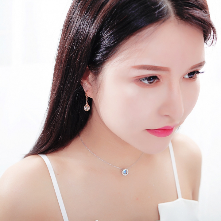 Fashion temperament atmosphere Copper plated 18K gold Zircon Simple Wild earring
