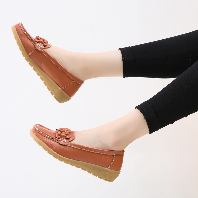 Women Soft Leather Sandals Breathable Leisure Work Shoes Plus Size Lady Peas Shoes