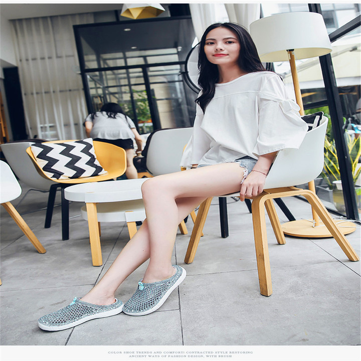 New Women's Hole Shoes, Skid-proof and Air-permeable Beach Shoes, Air-permeable Light Slippers