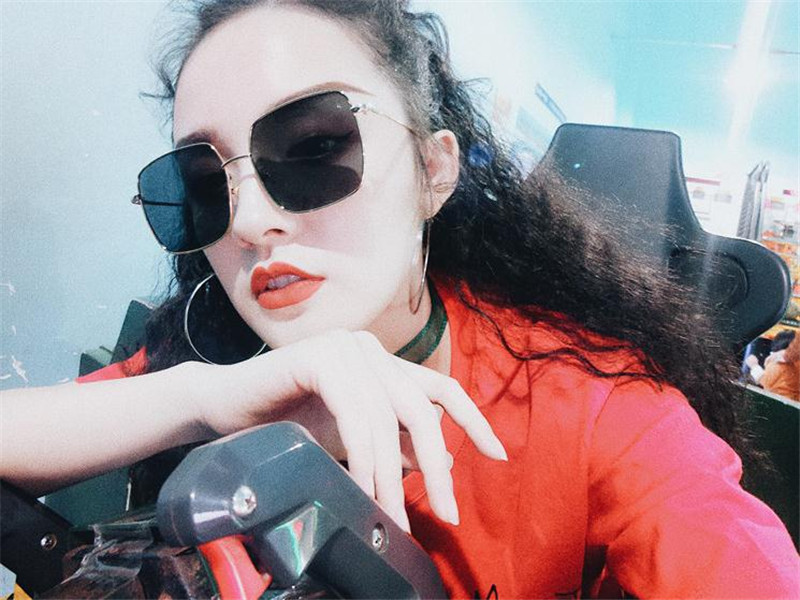 Star with the same sunglasses women 2019 net red retro square big box male round face