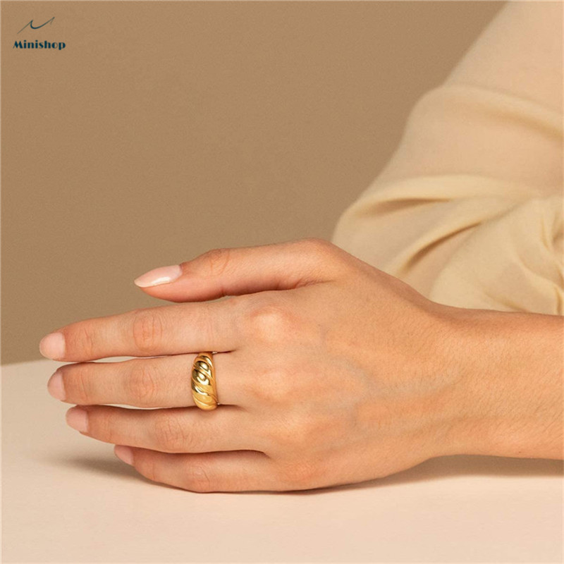 Women New Fashion Ring lady Twisted Ring Gold Croissant Ring Gold Horned Face Dome Signet Ring