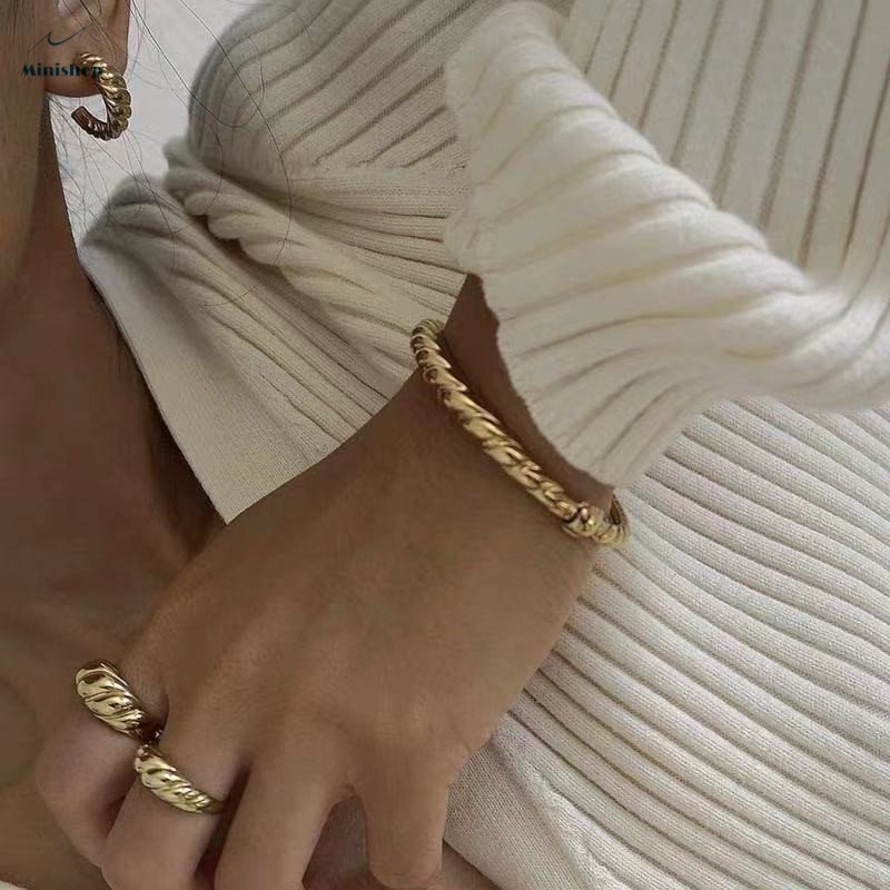 Women New Fashion Ring lady Twisted Ring Gold Croissant Ring Gold Horned Face Dome Signet Ring