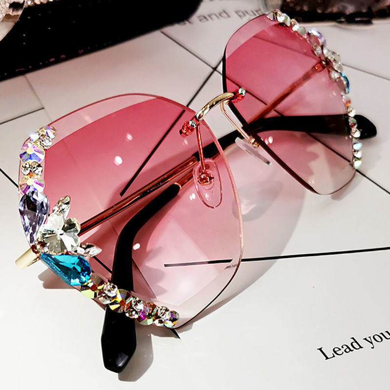Retro Sparkling Sunglasses for Women UV400 Protection Cat Eye Bling Crystal Sun Glasses for Lady Oversized Plastic Frame Fashion Eyewear