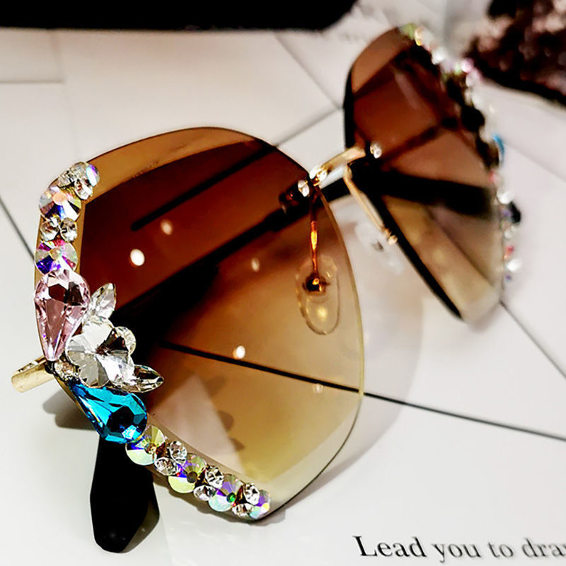 Retro Sparkling Sunglasses for Women UV400 Protection Cat Eye Bling Crystal Sun Glasses for Lady Oversized Plastic Frame Fashion Eyewear