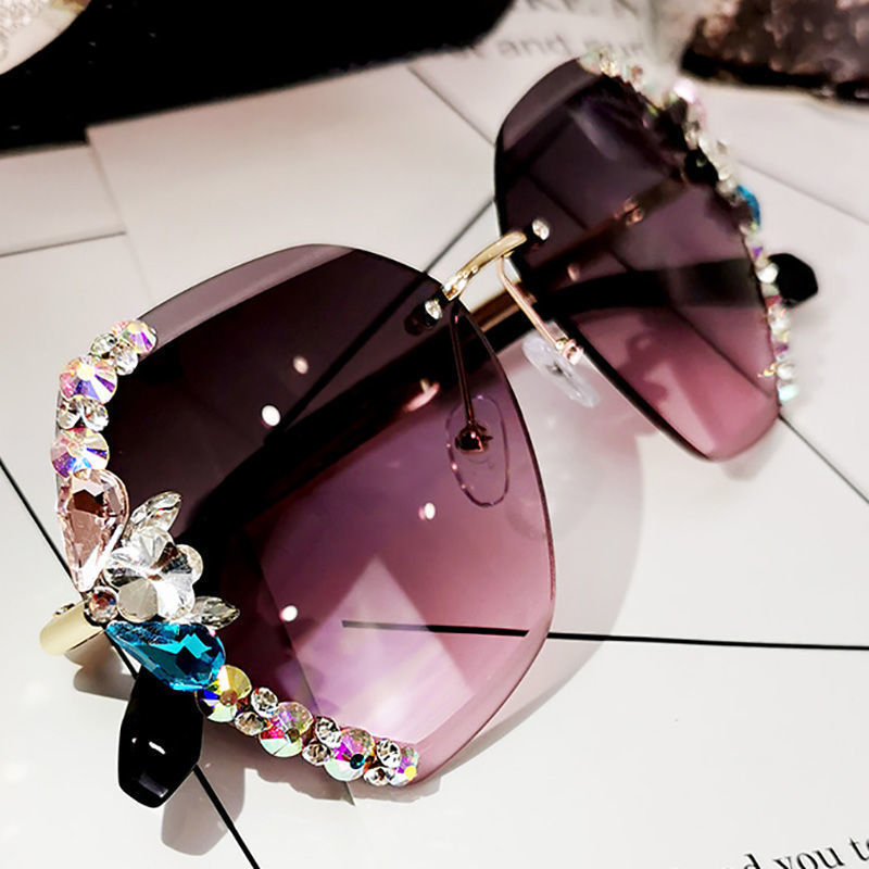 Retro Sparkling Sunglasses for Women UV400 Protection Cat Eye Bling Crystal Sun Glasses for Lady Oversized Plastic Frame Fashion Eyewear
