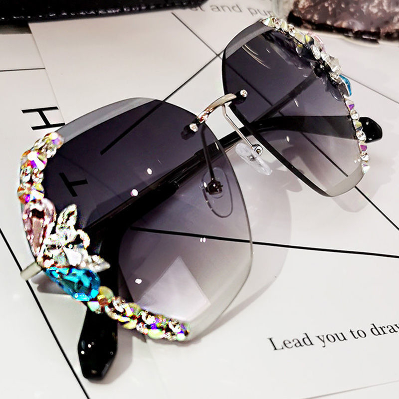 Retro Sparkling Sunglasses for Women UV400 Protection Cat Eye Bling Crystal Sun Glasses for Lady Oversized Plastic Frame Fashion Eyewear