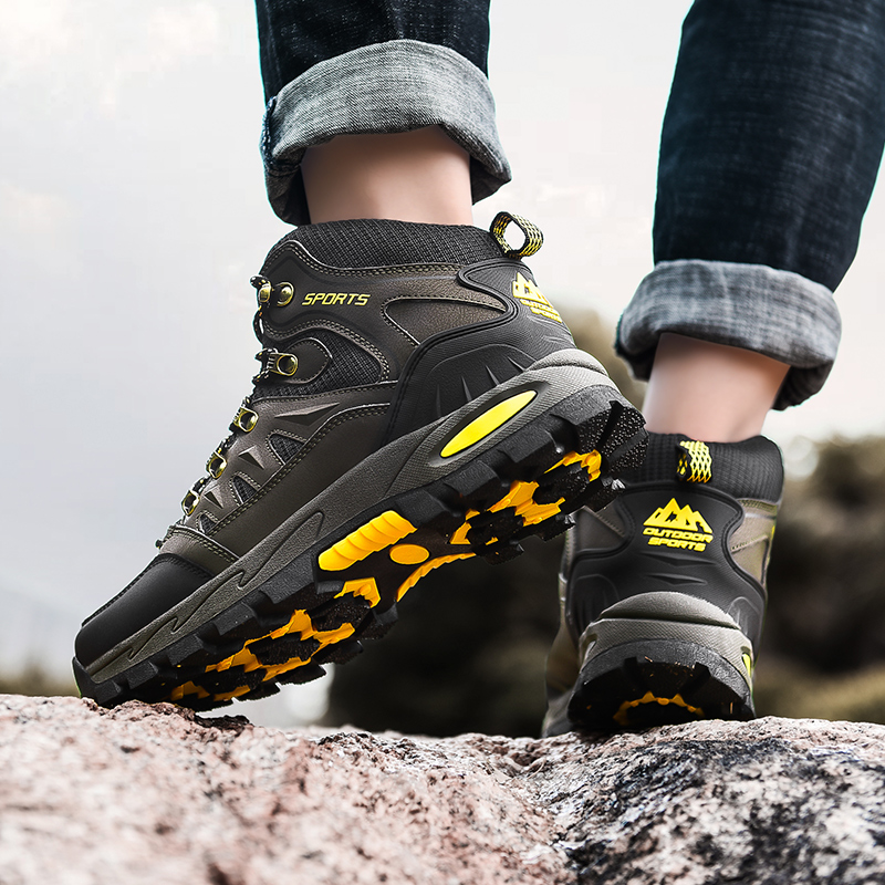 2021 High quality Outdoor Desert Climbing Shoes Men Women Hiking Boots Sneakers Fashion Trekking Footwear Camping