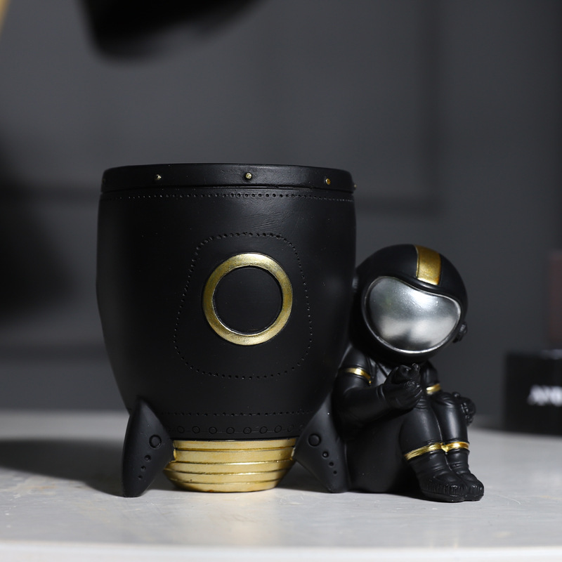 Children's creative astronaut pen holder office desk pen bucket storage