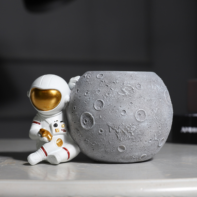 Children's creative astronaut pen holder office desk pen bucket storage